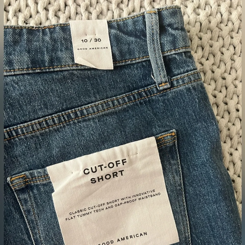 Good American Fold Over Cut-Off Short - Picture 8 of 12